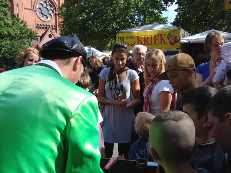 Festival der Kulturen mit Hütchenspieler